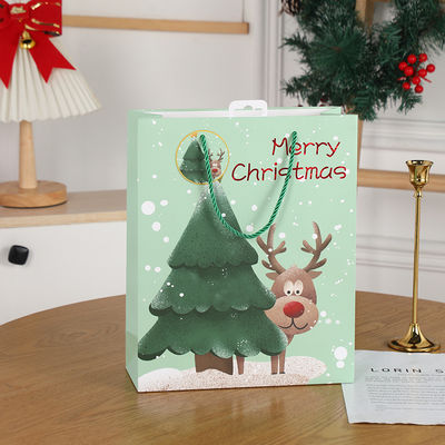 Экологичные зеленые переработанные рождественские бумажные пакеты. Экологичные решения для упаковки подарков на праздники