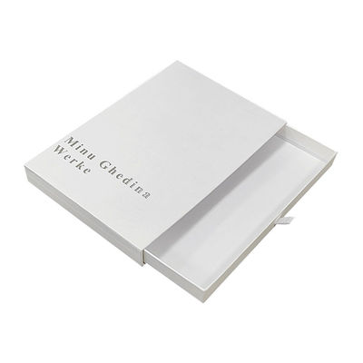 Белая маленькая коробка для подарков