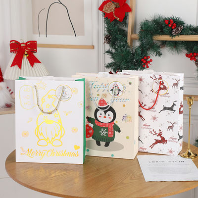 Экологичные зеленые переработанные рождественские бумажные пакеты. Экологичные решения для упаковки подарков на праздники