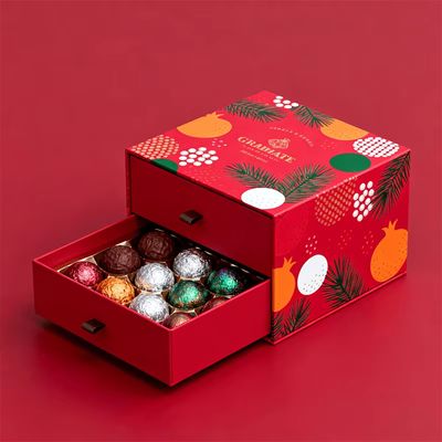 Люксовая бумажная коробка с небольшими шоколадными слитками и клубниками