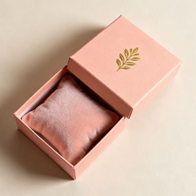 Специально разработанная роскошная подарочная коробка с рельефной зеленой жесткой бумагой Коробка для ювелирных изделий для колец и сережек Хранение модного аксессуара