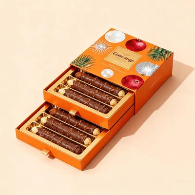 Люксовая бумажная коробка с небольшими шоколадными слитками и клубниками